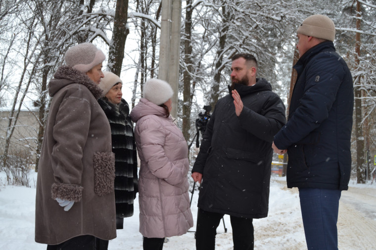 Жители областного центра присоединились к борьбе со снегом.