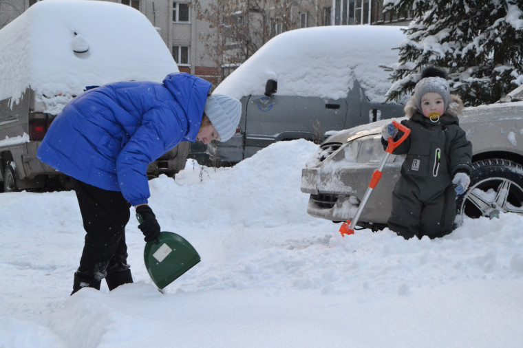 Жители областного центра присоединились к борьбе со снегом.