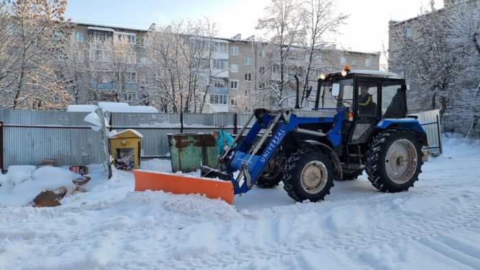 Управляющие компании продолжают очистку дворов от снега.