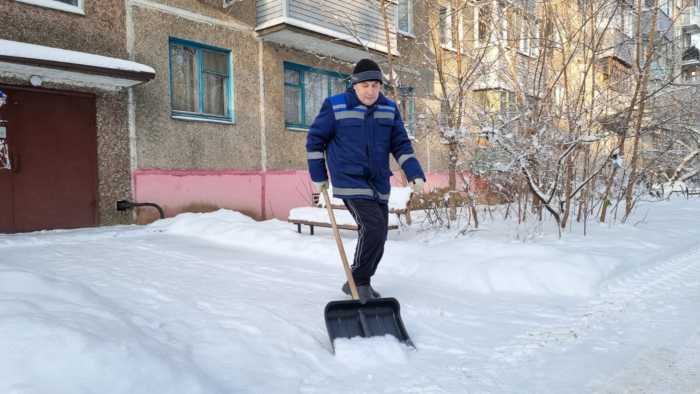 Управляющие компании продолжают очистку дворов от снега.