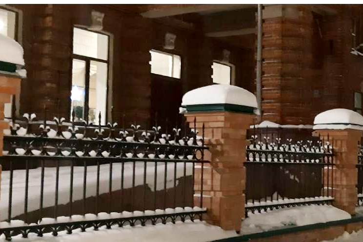 В гимназии №30 восстановили "исторический забор".