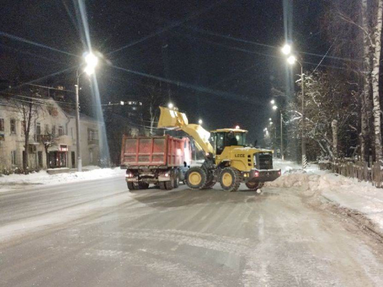 В ночь с 10 на 11 декабря в уборке дорог города Иванова были задействованы 48 единиц спецтехники.