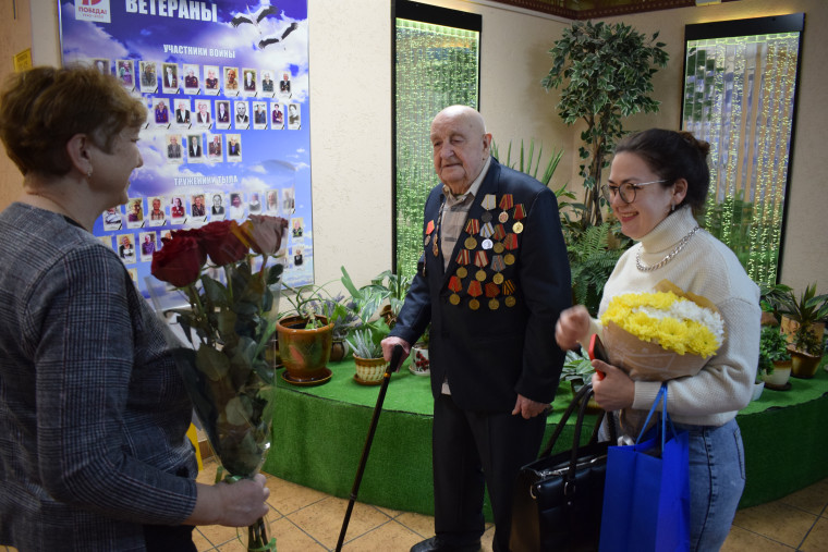 В Иванове поздравления со 100-летним юбилеем принимает участник ВОВ Николай Николаевич Семенов.