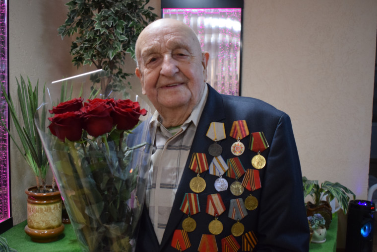 В Иванове поздравления со 100-летним юбилеем принимает участник ВОВ Николай Николаевич Семенов.