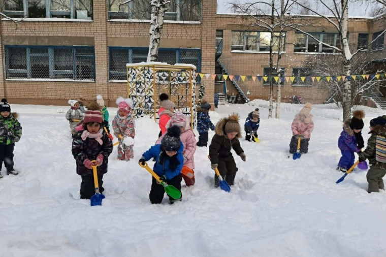 Для борьбы со снегопадом в  школах города применяются шнекороторы, а в детских садах на помощь дворникам приходят «снежные десанты».