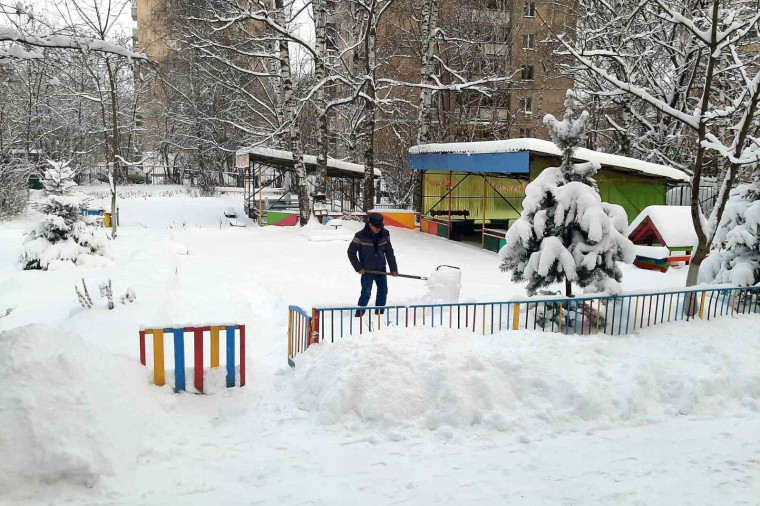 Для борьбы со снегопадом в  школах города применяются шнекороторы, а в детских садах на помощь дворникам приходят «снежные десанты».