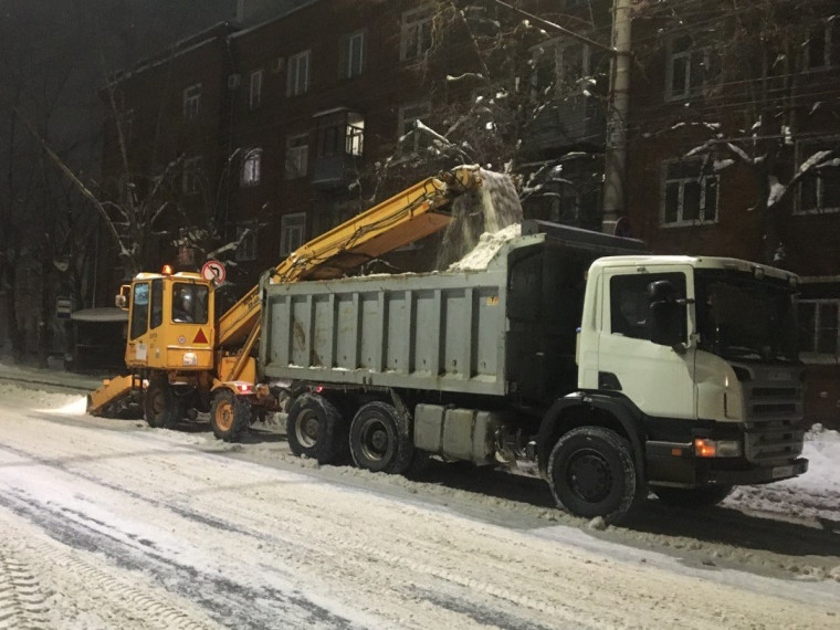 Ночью город убирали от снега свыше 60-ти единиц спецтехники.