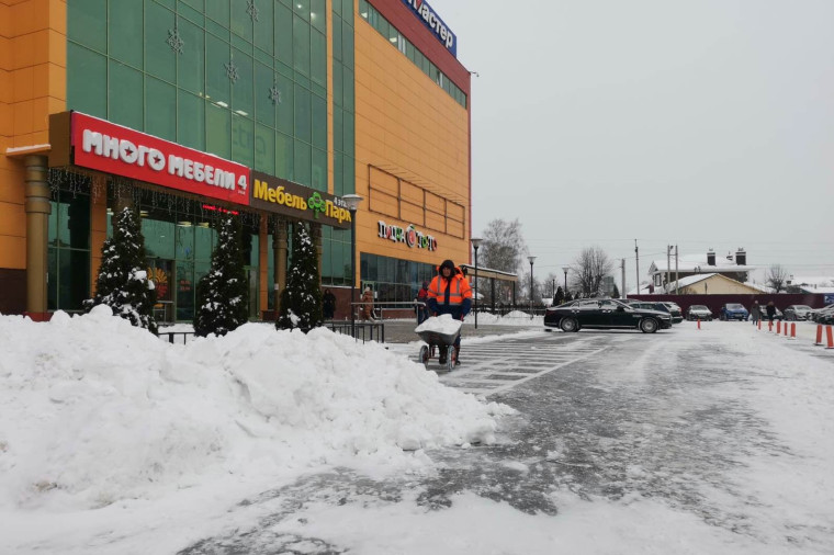 В областном центре к расчистке территорий от снега присоединились учреждения торговли.