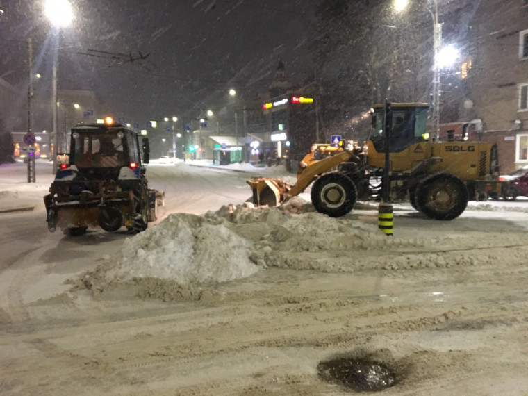 В ночь с 13 на 14 декабря в работах по уборке города от снега были задействованы свыше 50 единиц спецтехники.