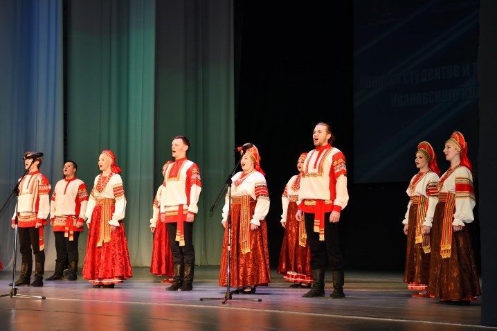 Участников городского клуба «Ветеран» поздравили с предстоящими новогодними праздниками.