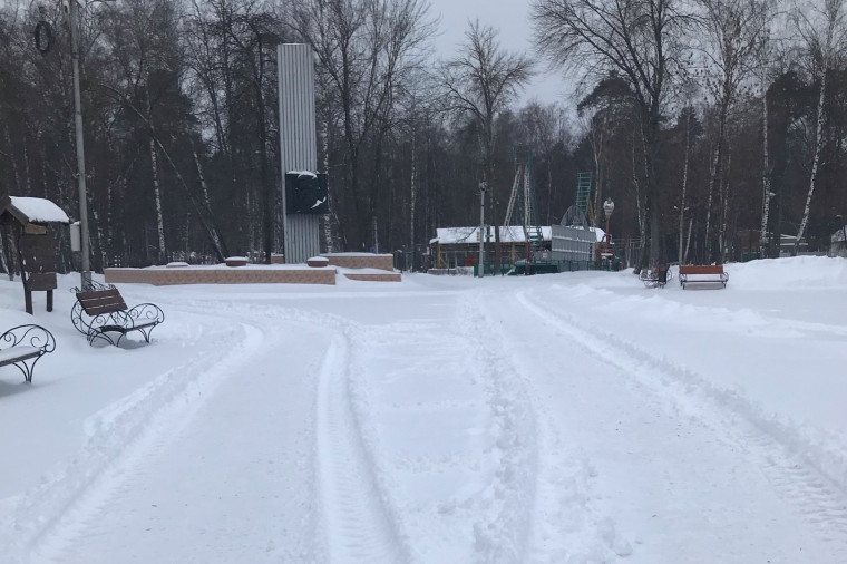 Несмотря на снегопад, парки города ждут любителей активного зимнего отдыха.